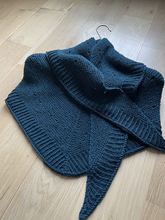 Like many of my recent projects, this one is hard to capture in flat lay - the amazing drape really isn't coming through. Also, this comes off as lighter in colour and much more blue than it actually is. It's very green, smoky and deep.  