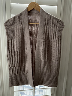 This is the only shot that captures the yarn's pink/grey/beige. TBH, not the most flattering colour.