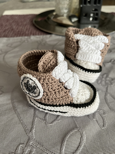 Heklet BabyConverse - Kristina Fagervold