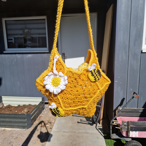 Ravelry: Honeycomb and Bee Bag pattern by L.T.Marshall