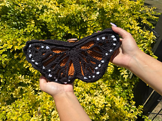Photo from tester Eliana @sherlocks_yarns (IG)
Yarn: Lion Brand 24/7 Cotton in Amber and I love this cotton Yarn in black; less than a skein of each.
Hook: 4 mm
Bag size: 26.7 x 12.7 x 12.7 cm (10.5 x 5 x 5 in)