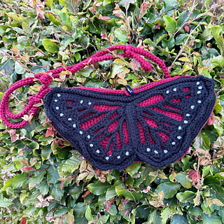 Photo from tester Caro @pixie.dust.crochet (IG)
Yarn: Double strands of Veritas
(Cotton Medium, 50 g/ 80 m per skein)
Bordeaux (4 skeins), black (2 skeins)
Hook: 4 mm
Bag size: 35 x 19 cm (13.8 x 7.5 in)