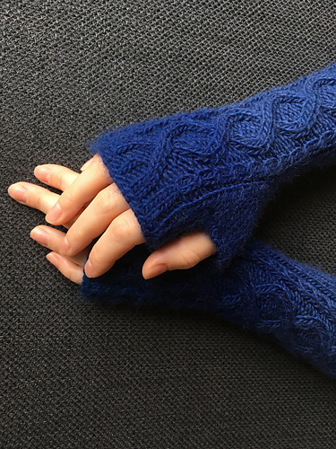 Fingerless Cable Mitts photo 1