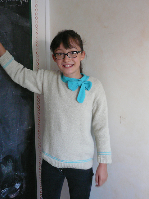 Ravelry: Pull Col Noué pattern by Le Petit Pull Marie