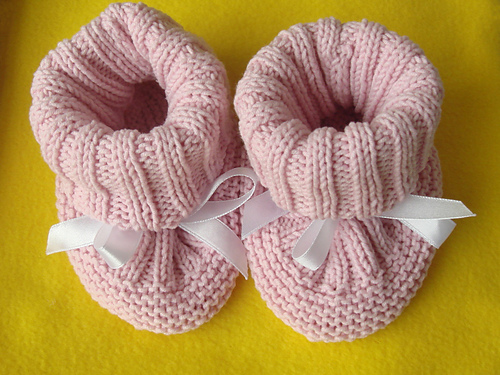 Ravelry: Stay-On Baby Booties pattern by Lena Swan