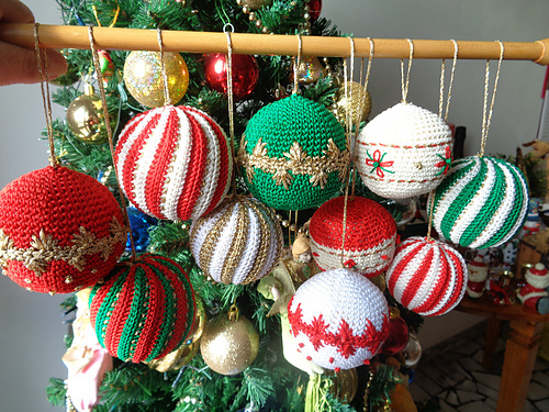 Using christmas balls as party favors ideas