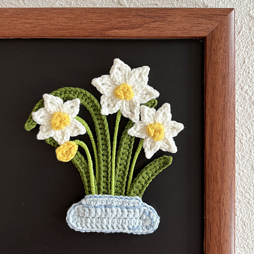 Flat Daffodils Vase