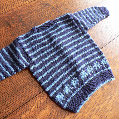 Two-ball baby cardigan photo 2