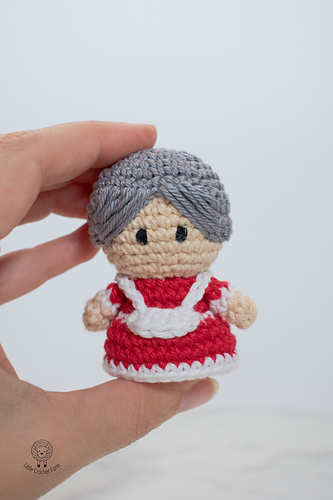 Ravelry: Mini Mrs. Claus pattern by Ana Carolina Figueiredo