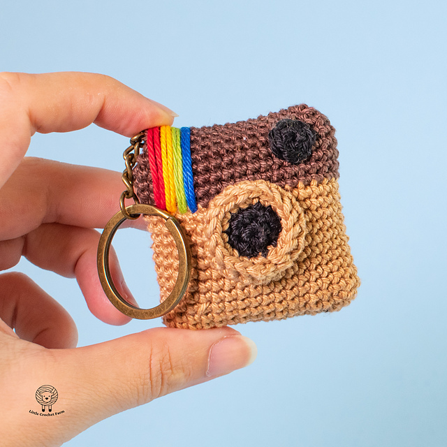 Ravelry Instagram icon keychain pattern by Ana Carolina Figueiredo