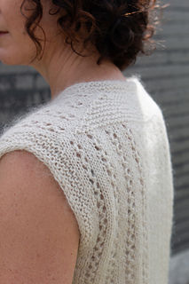 Bio Balance and Bérénice yarn; size 40” / 101.5 cm with 5” / 12.5 cm positive ease