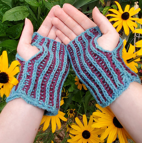 Ravelry: Two Color Rib Brioche Mitts pattern by Allyson S