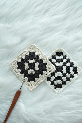 Crochet Svart og Hvit Granny Square - Loopara Crochet