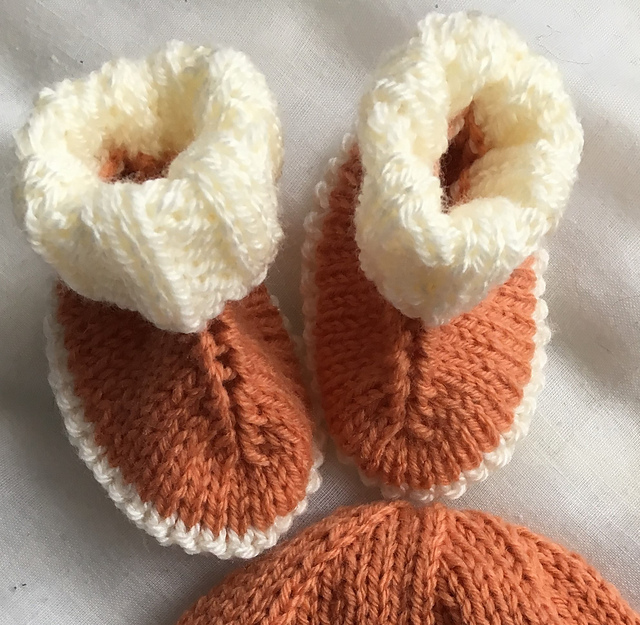 Ravelry LouDoubleKnitter's Baby Booties Hug Orange