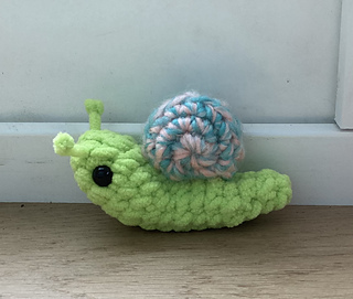 this snail uses thicker yarn.