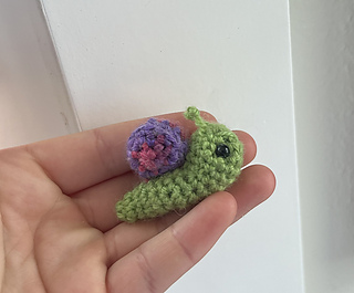 this snail uses a thinner yarn to make it smaller.