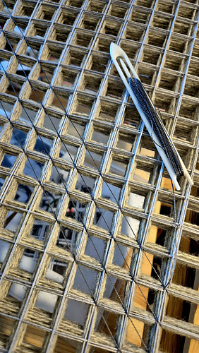 Etter 3. lag med bomull: begynner med tynn bomullstråd og knyter halvstikk diagonalt.
