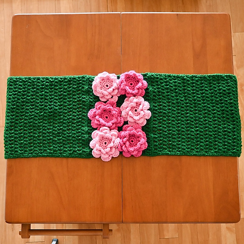 Rose Garden Table Runner with Centerpiece photo 1