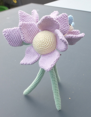 Flower with bee Amigurumi photo 2