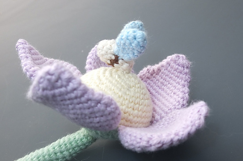 Flower with bee Amigurumi photo 4