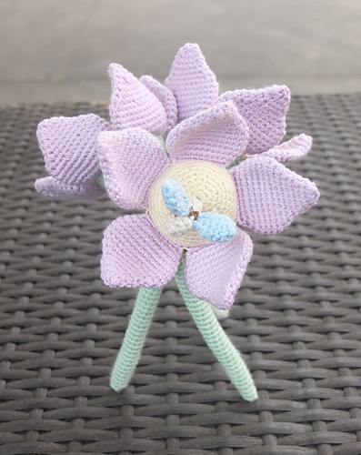 Flower with bee Amigurumi photo 1