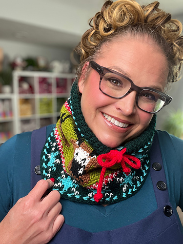 Vixen's Vibe Crochet Cowl photo 2