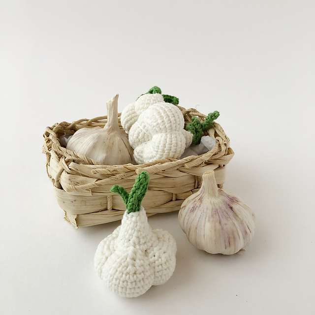 Ravelry Crochet Garlic pattern by Mary Brovina
