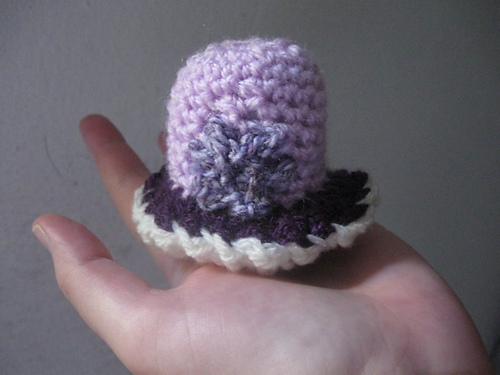 Tiny Hat barrette photo 2