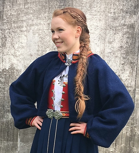 Bunadsjakke til bunader med vevde bånd - Merete Norheim Strikkedesign