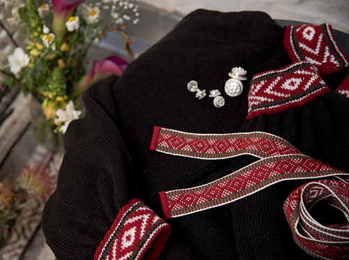 Bunadsjakke til bunader med vevde bånd - Merete Norheim Strikkedesign