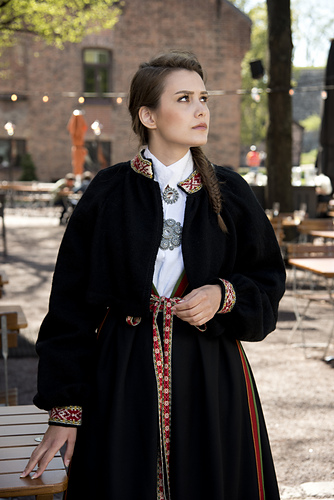 Bunadsjakke til bunader med vevde bånd - Merete Norheim Strikkedesign