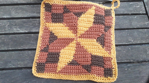 Potholder with diagonal lines and a third color / Pannenlap met schuine lijnen en een derde kleur