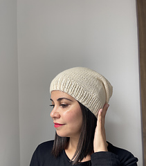Versión slouchy del Gorro Constelación en color blanco, con caída relajada y moderna.