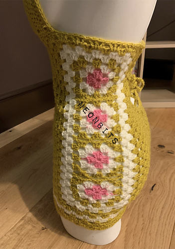 Mini granny square kjole - neon bits