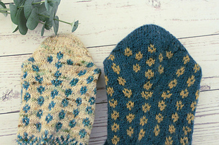 Gusset and heel. The samples have different size under sole gussets. 