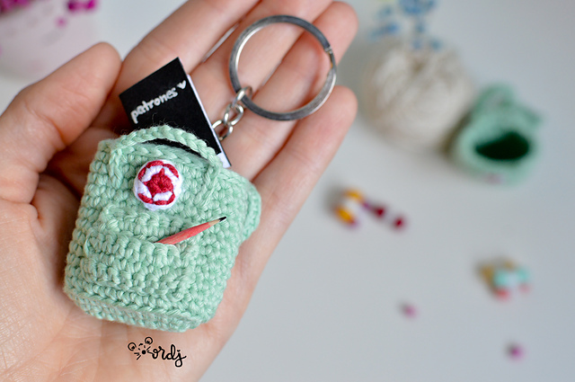 Ravelry: Mini mochila Kanken crochet pattern by Jennifer C F