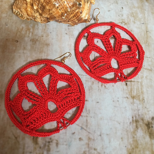 Ravelry Red queen earrings pattern by Oksana Volytska