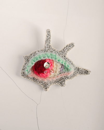 Œil rayonnant - Radiant Eye Crochet Brooch