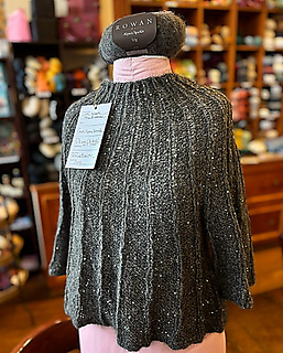 The Idris sweater by Raveler Patricia Bainter shown off in her LYS.
It's lovely~