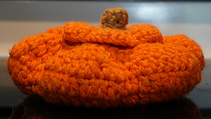 The lid doesn't sit entirely flat but it is yarn after all.  I like the knob on the lid.