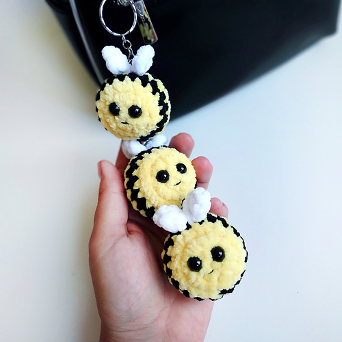 Ravelry 3 Bees Keychain pattern by Marina Emelianova