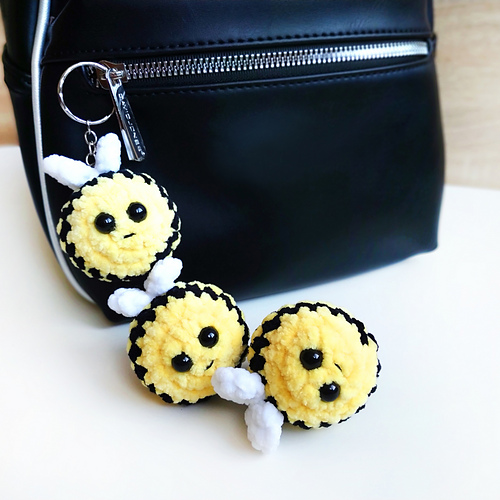 Ravelry 3 Bees Keychain pattern by Marina Emelianova