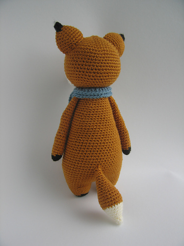 Langt Lean Fox med Skjerf Amigurumi - Little Bear Crochet