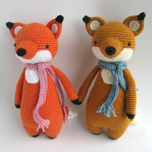 Langt Lean Fox med Skjerf Amigurumi - Little Bear Crochet