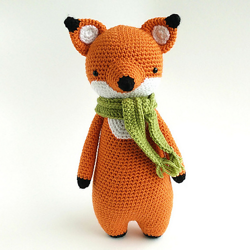 Langt Lean Fox med Skjerf Amigurumi - J.A. Poolvos
