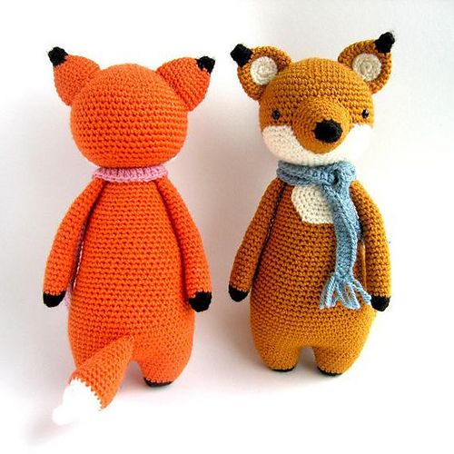 Langt Lean Fox med Skjerf Amigurumi - J.A. Poolvos