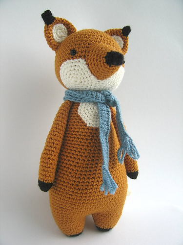 Langt Lean Fox med Skjerf Amigurumi - J.A. Poolvos