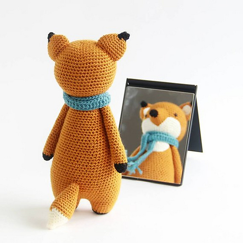 Langt Lean Fox med Skjerf Amigurumi - J.A. Poolvos