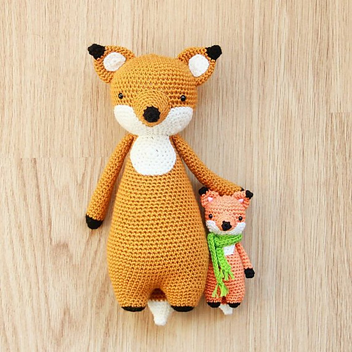 Langt Lean Fox med Skjerf Amigurumi - J.A. Poolvos