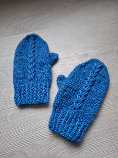 Wisteria Mittens knit by testknitter Jannicke Nilsen. Instagram: @strikke.nilsen. Yarn: Drops Air.